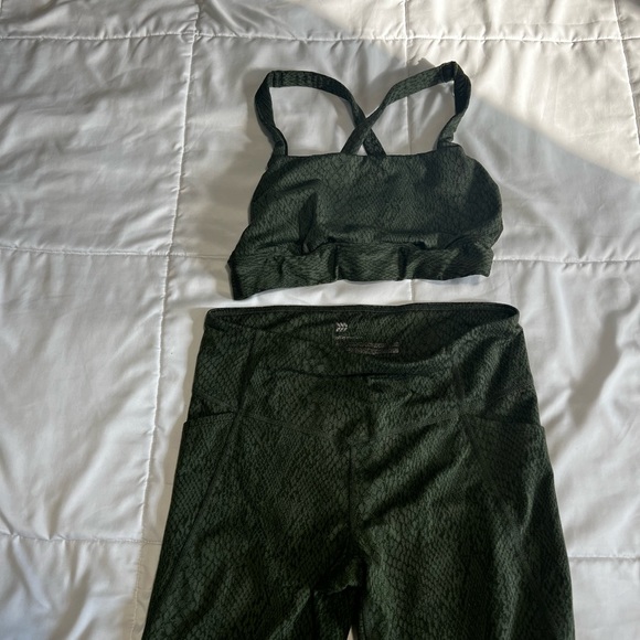 2 Piece - Green Snakeskin Print fitness Outfit - Picture 7 of 8